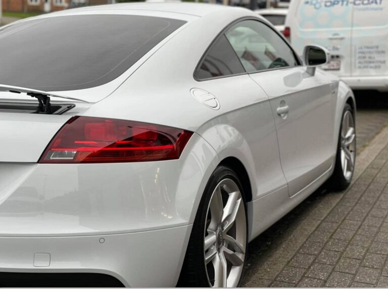 Audi-TT die 2 jaar geleden behandeld is met Opti-Coat Pro.  De klant heeft geen mogelijkheid om de wagen in een garage te stellen dus staat hij winter en zomer buiten.  Daardoor had deze wagen last van een lichte vervuilde lak en opvliegend vliegroest. Deze hebben wij verwijderd met ferrex en gekleid als resultaat dat de wagen weer als nieuw is