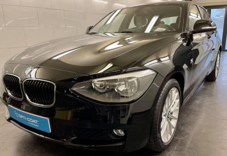 BMW 1 Reeks met Uni-Lak Zwart met slechts 4.000 km op de teller.  Ondankds dat de wagen niet veel gereden had, was de lak in zeer slechte staat en is er afgesproken met de klant om de wagen in 2 stappen te polijsten om een mooi strak resultaat te behalen.  Na het weghalen van bijna ieder krasje hebben we de wagen mogen behandelen met Opti-Coat Pro+ inclusief de Velgen en Ruiten met Opti-Glass Coating