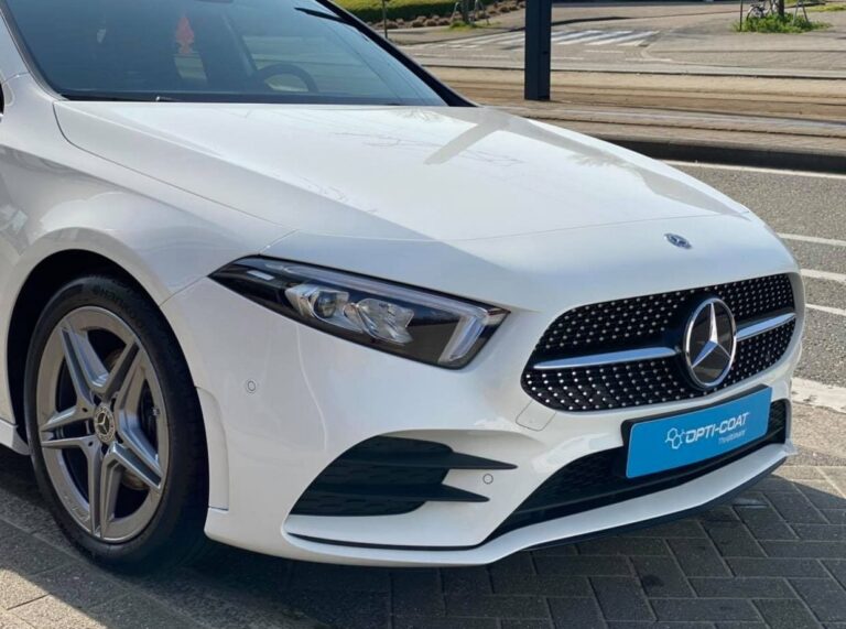 Mercedes CLA, die met weinig respect behandeld geweest is in de garage.  Deze Lak is een Uni-Lak dat wil zeggen dat de lak heel gevoelig is voor krassen.  Ondanks dat de wagen maar 8.000 Km had gereden, hebben we hem in 2 stappen moeten polijsten om het gewenste resultaat en glans te behalen
