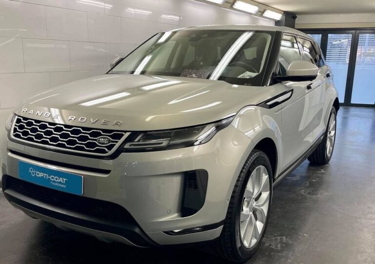Een Range Rover Evoque met lage kilometerstand vertoonde waarbij de lak weinig gebruikssporen vertoonde. Hierdoor was één polijst stap voldoende.  Uiteraard is de wagen beschermd met de professionele Opti-Coat Pro+ Coating inclusief de velgen en ruiten