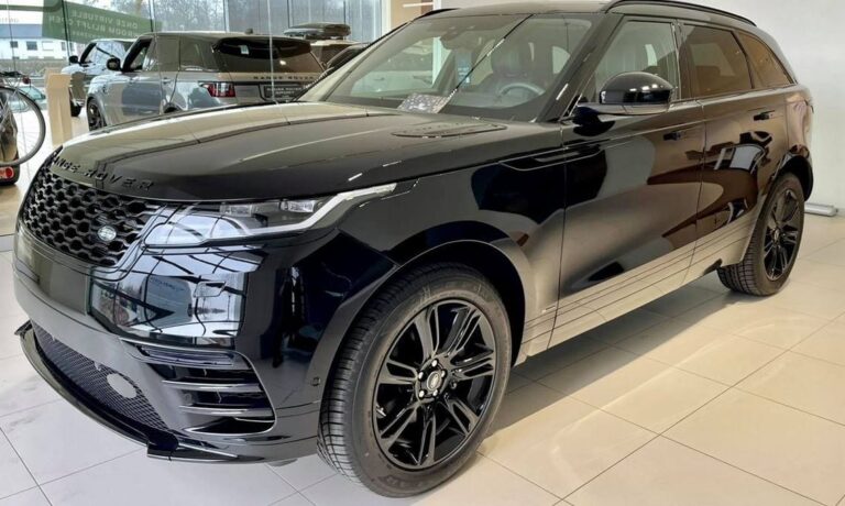 Range Rover Velar Uni-Lak Zwart.  Uni-Lak zwart is een delicate kleur. Daardoor vertoonde de lak fijne krasjes en hologrammen waardoor één polijst stap voldoende was.  Uiteraard is de wagen beschermd met de professionele Opti-Coat Pro Coating inclusief de velgen.  Wat een mooie intensieve glans geeft