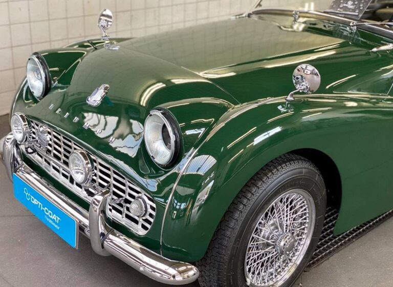 We kregen de eer aan deze unieke Triumph te mogen werken die in het jaar 1960 gebouwd is in het British Racing Green.  Deze wagen verloor door de jaren heen zijn glans. Dus hebben wij de wagen nieuw leven in geblazen door meerdere malen intensief te polijsten om nadien te beschermen met onze Opti-Coat Pro+ keramische coating