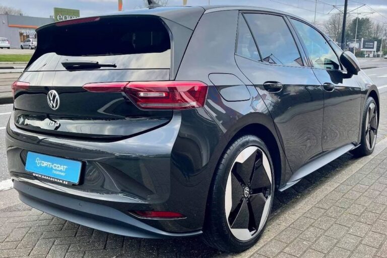 Deze VW ID3 First Edition werd behandeld met een Opti-Coat Pro+ behandeling. Het wasgemak dat je hebt door de coating, de glans die de wagen jaren gaat houden, en al de andere voordelen zoals het hydrofibische eigenschap, de uv bestendigheid etc. om maar een paar voordelen op te sommen
