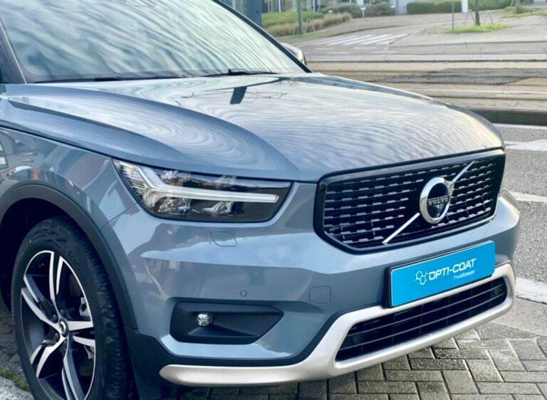 Volvo XC40 T5 Hybride die een Opti-Coat Pro+ behandeling ondergaan heeft.  Deze klant zijn vorige wagen was al reeds behandeld met Opti-Coat Pro Coating waarvan hij zeer tevreden was en direct besloot om ook zijn nieuwe wagen te behandelen met Pro+