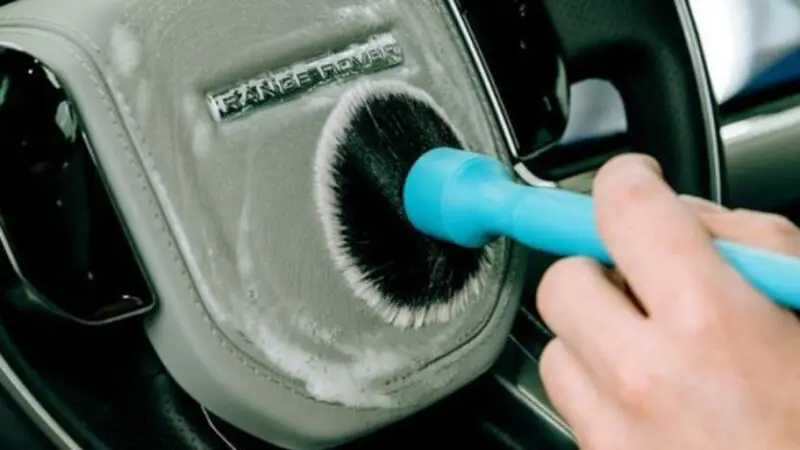 Hoe zelf het interieur van je auto reinigen? Volg deze tips van een pro!